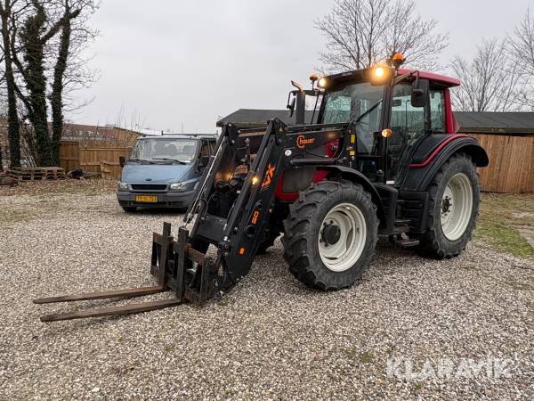 Traktor Valtra N82 med frontlæsser