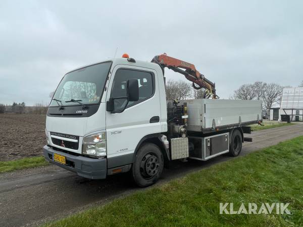 Lastbil med tip og kran. Mitsubishi Fuso 7C15