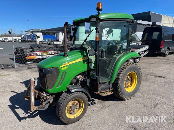 Traktor med kost John Deere 3720