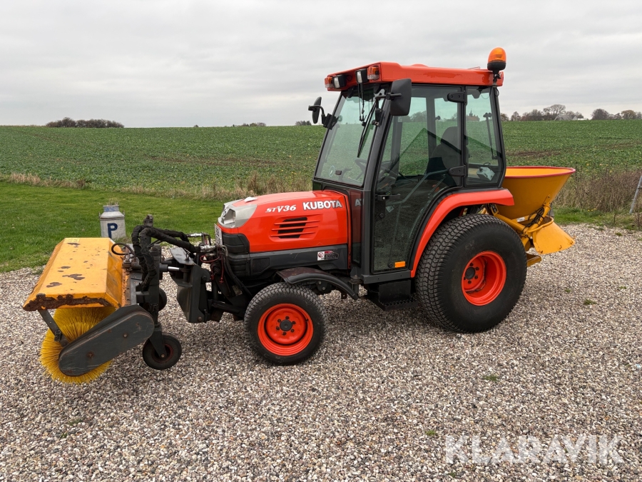 Traktor Kubota STV36 med kost, saltspreder og sneplov