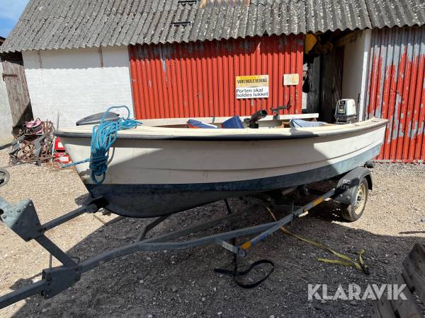 Jolle med påhængs motor og trailer