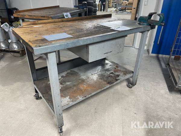 Arbejdsbord på hjul med skruestik