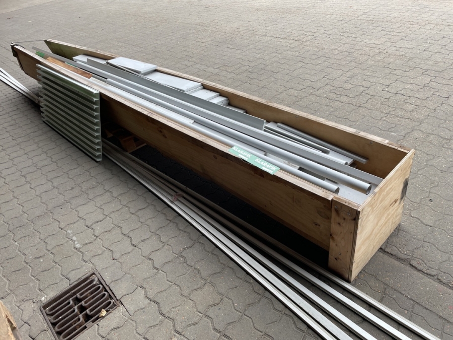 Lot med Div plast rør og profiler