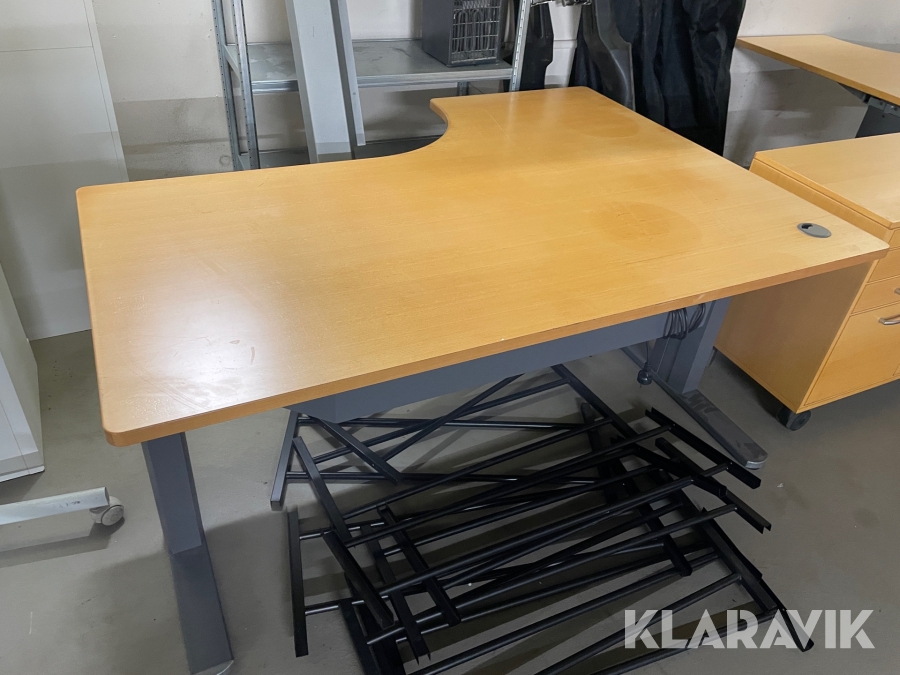 Hævesænkebord 3 styk og lille skab på hjul