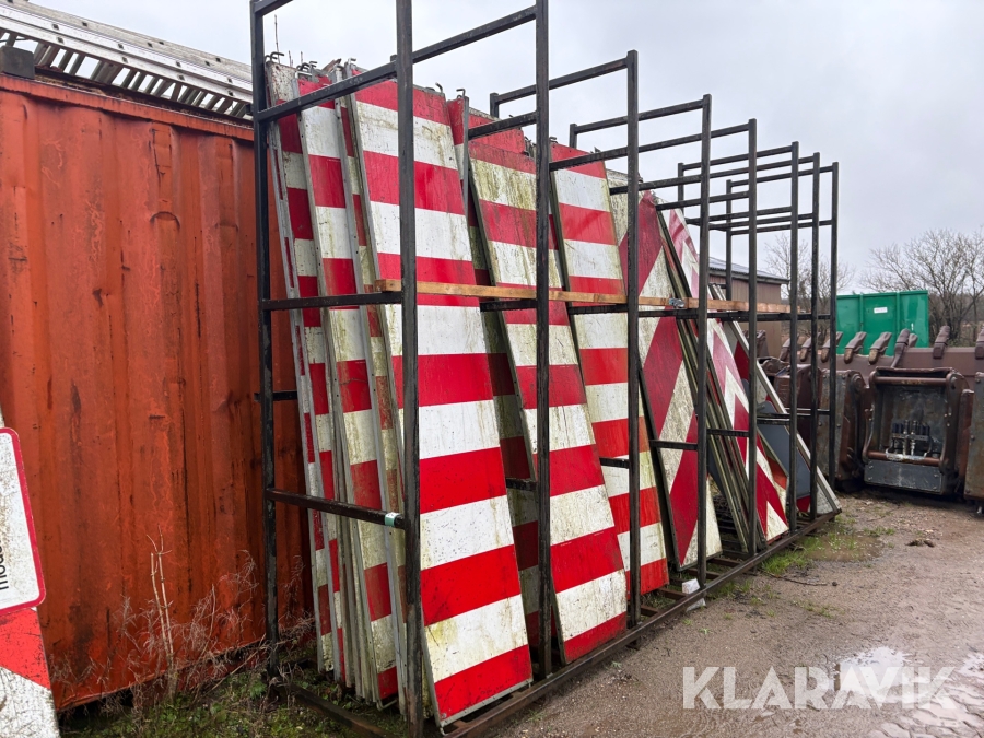 Stativ med vejskilte cirka 39 skilte
