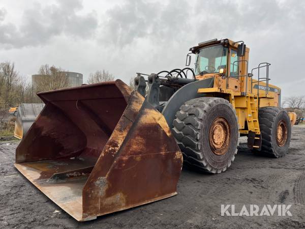 Gummiged Volvo L330D med skovl