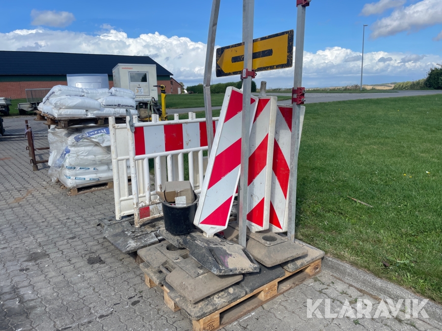 Diverse afspærringer og skilte