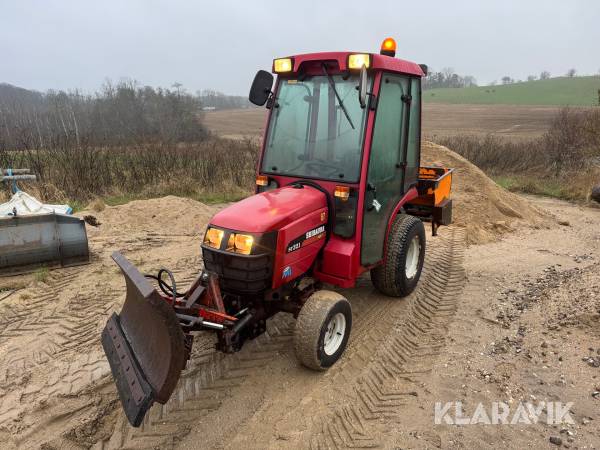 Traktor Shibaura ST 321 med saltudlægger og sneskraber