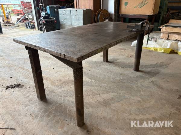 Svejsende i stål med skruestik