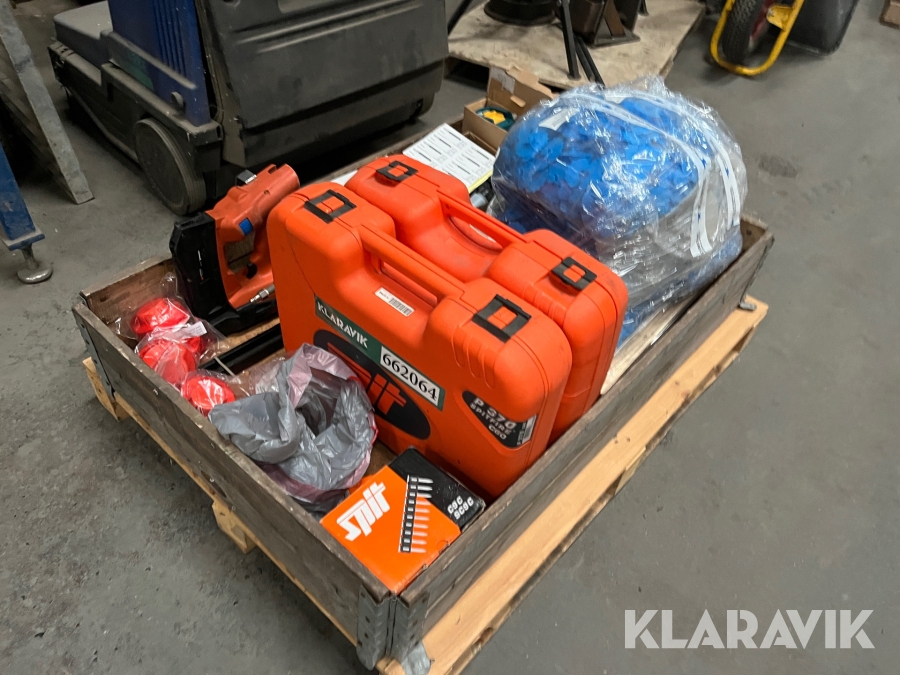 Isoleringsklemmer sømpistoler skruemaskiner og maletuber Lot