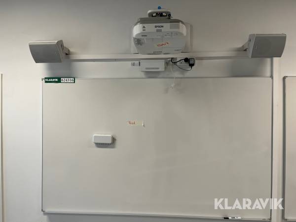 Projector Epson med whitebordtavle og højtaler