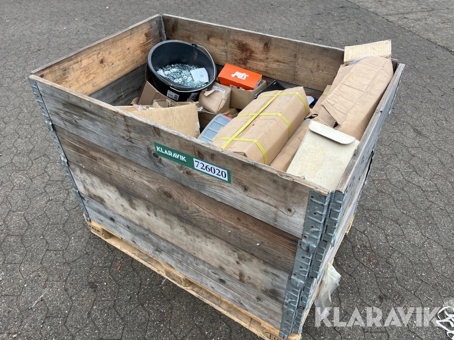 Blandet palle beslag og bolte.