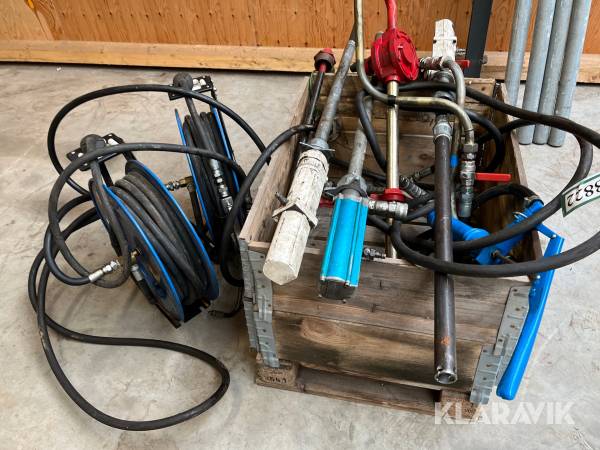 Slange opruller med pumpe