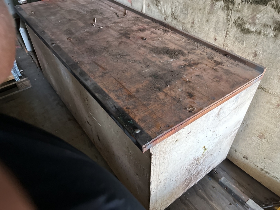 Hydraliktank med bord