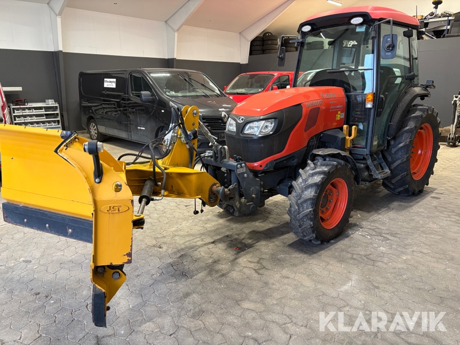 Traktor Kubota M5072N med frontlift og V-plov