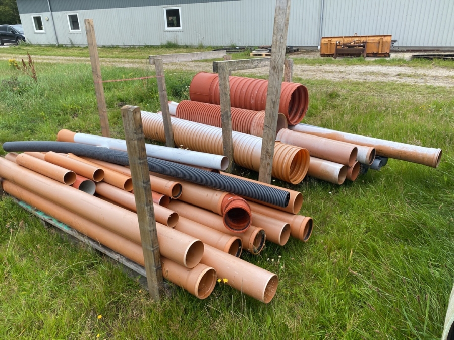Klaravik Auktioner | lange PVC rør i forskellige dimensioner