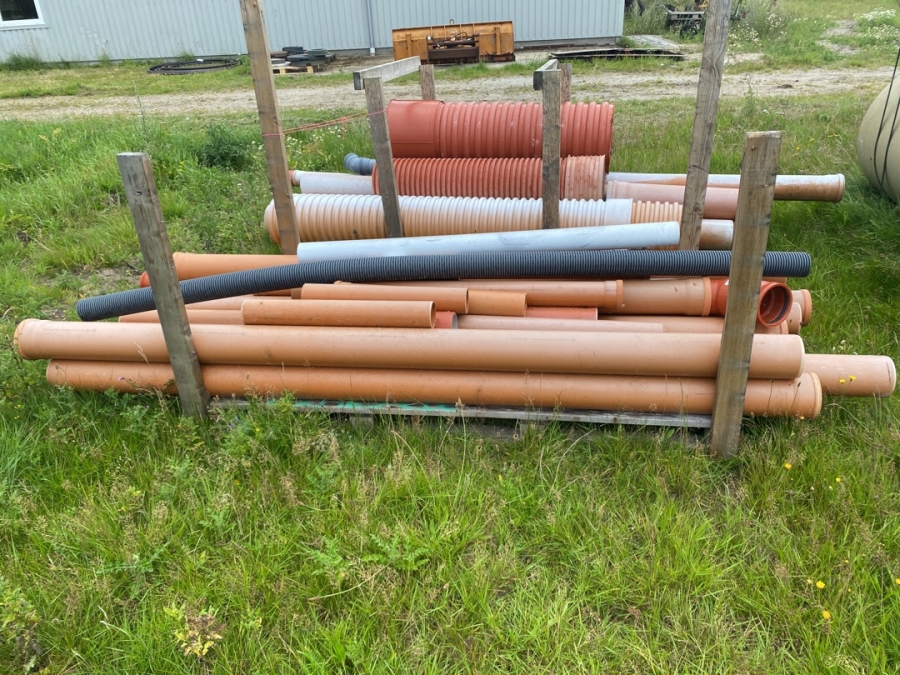 Klaravik Auktioner | lange PVC rør i forskellige dimensioner