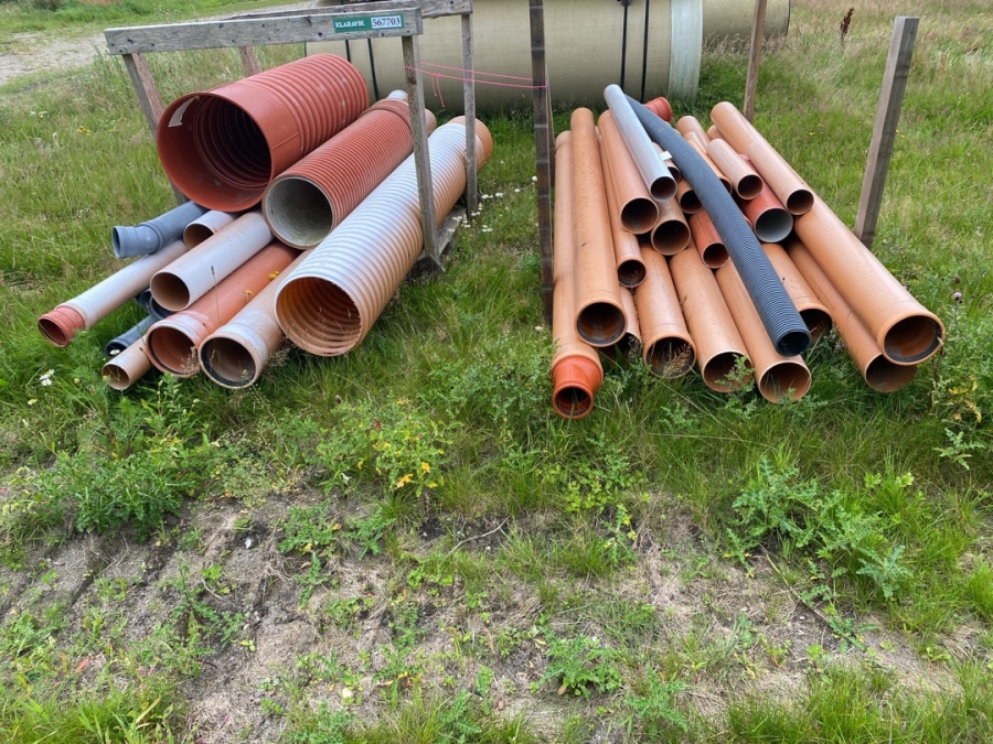 Klaravik Auktioner | lange PVC rør i forskellige dimensioner