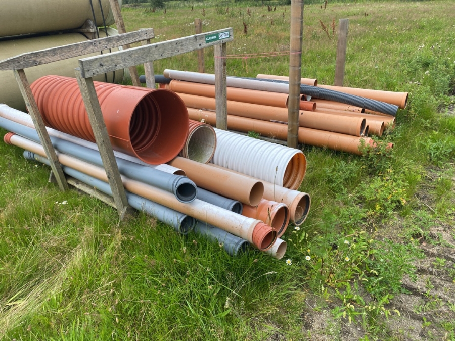 Klaravik Auktioner | lange PVC rør i forskellige dimensioner