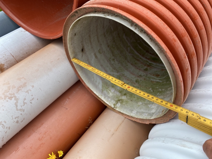 Klaravik Auktioner | lange PVC rør i forskellige dimensioner