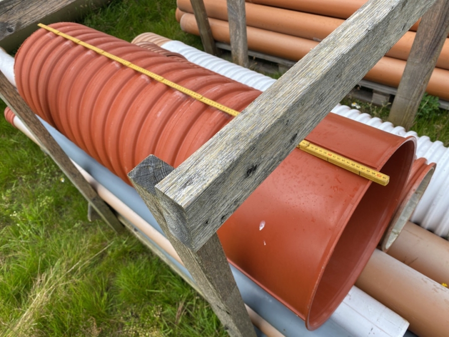 Klaravik Auktioner | lange PVC rør i forskellige dimensioner