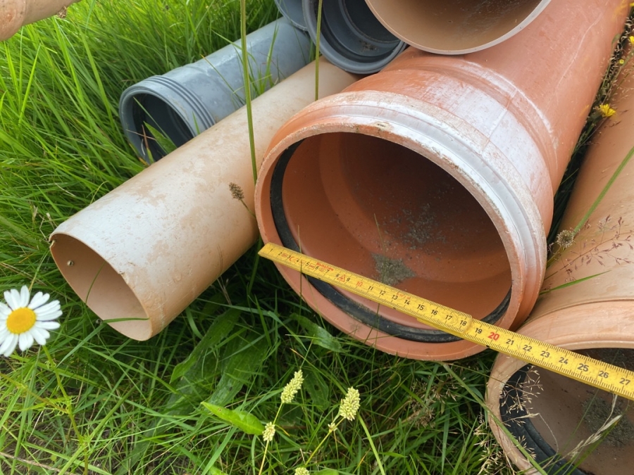 Klaravik Auktioner | lange PVC rør i forskellige dimensioner