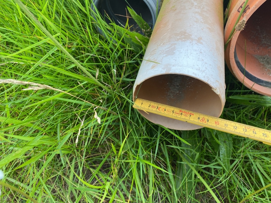 Klaravik Auktioner | lange PVC rør i forskellige dimensioner