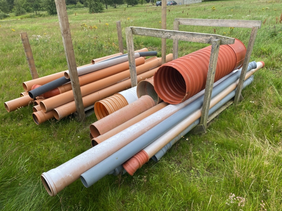 Klaravik Auktioner | lange PVC rør i forskellige dimensioner