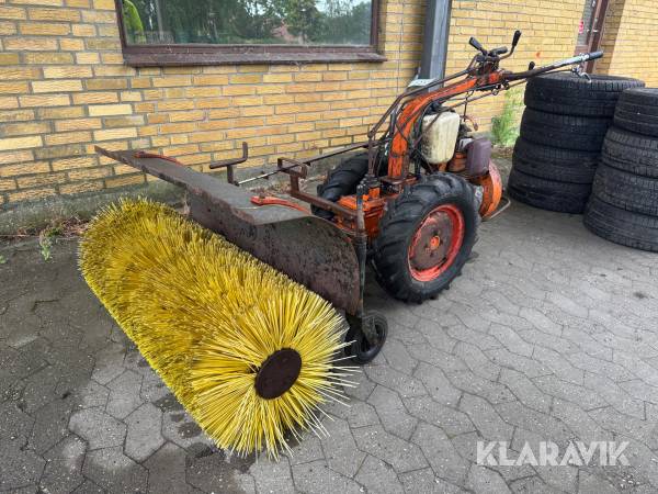 Redskabsbærer med kost