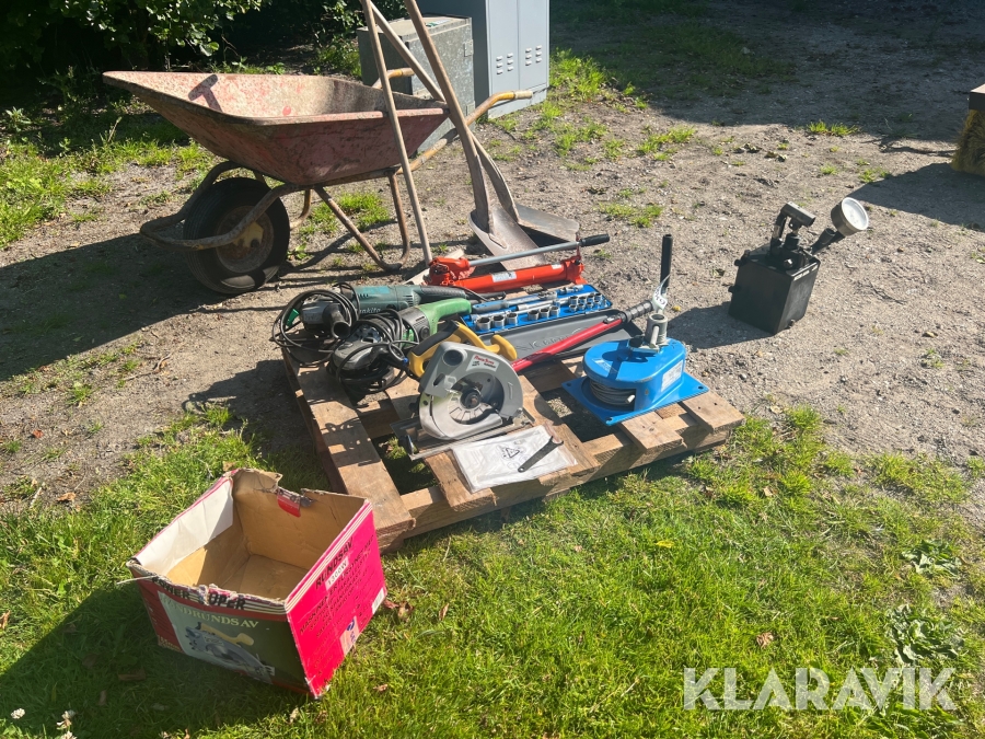 Parti med diverse hånd- og elværktøj.