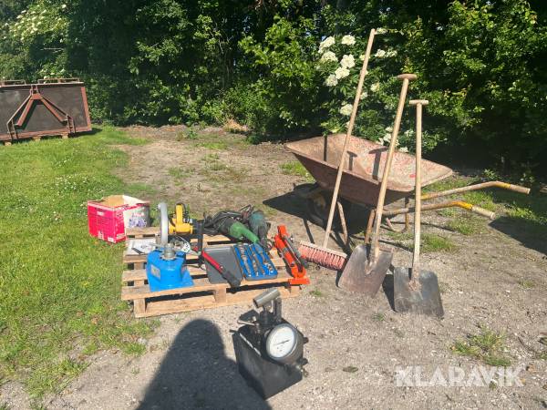 Parti med diverse hånd- og elværktøj.