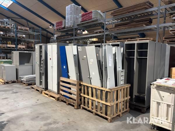 Industri skab Combi-Industri a/s 57 styk små + 40 styk store