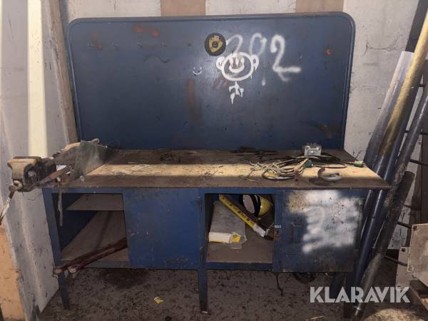 Svejsebord med skruestik og værktøjstavle