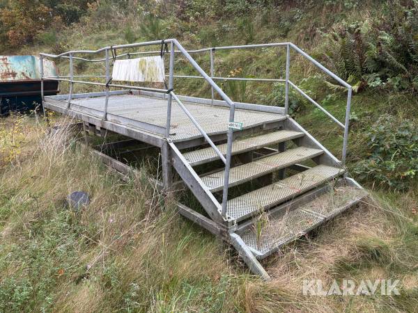 Trappe med platform & gelænder