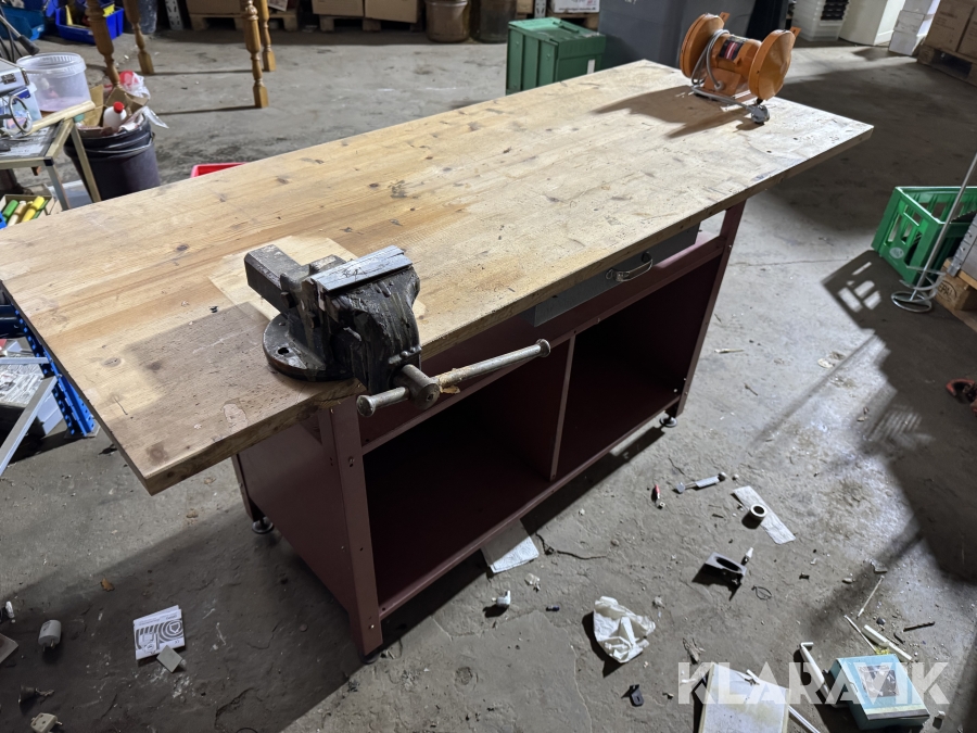 Arbejdsbord med bænksliber og skruestik