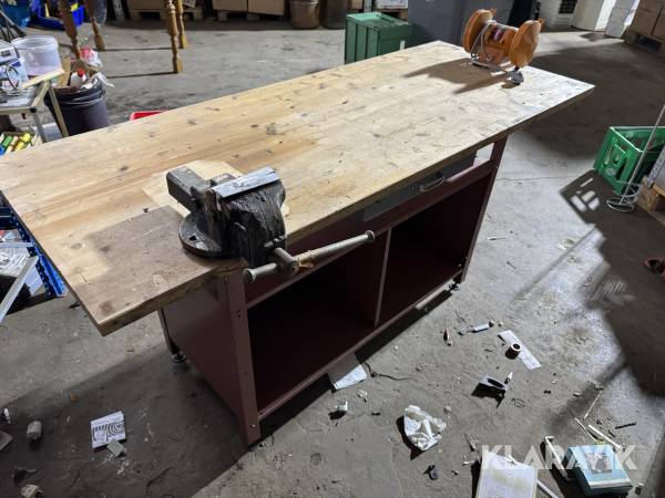 Arbejdsbord med bænksliber og skruestik