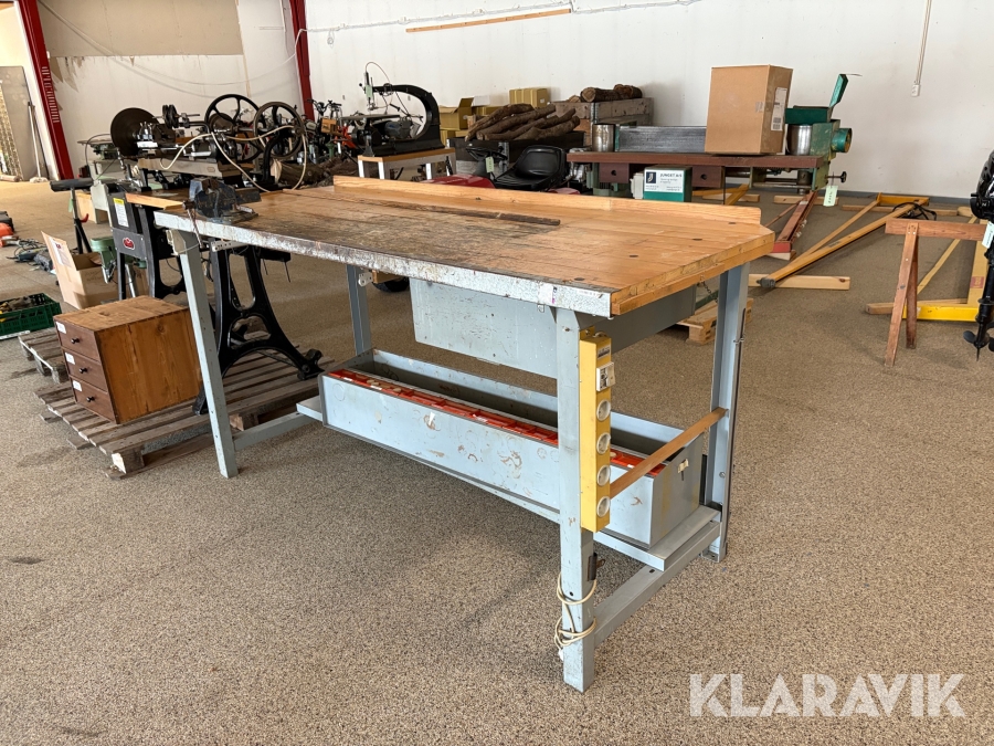 Værkstedsbord med mindre reolsystem