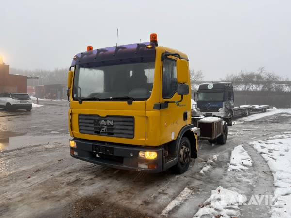 Lastbil Man Tgl 10.240 med container og wirehejs