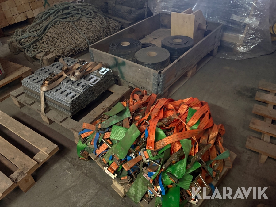 Lot sikringsnet, reb, gummibånd, beslag, båndstrammere og værktøjdele