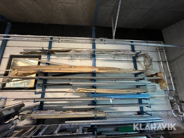 Blandet lot med assorterede længder af stål- og aluprofiler