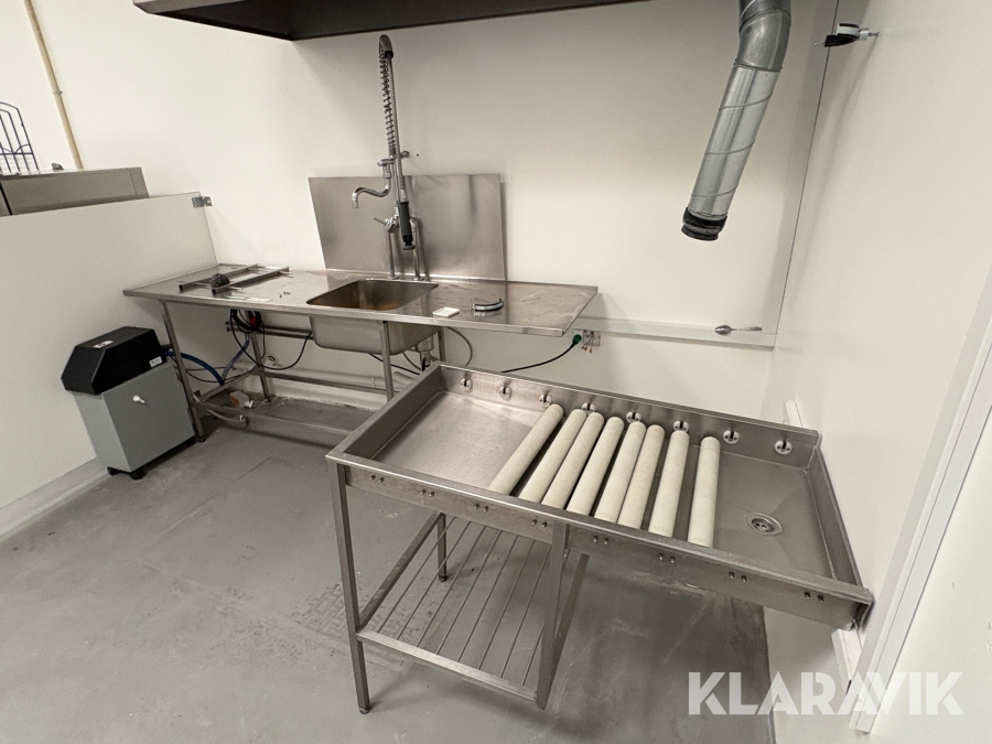 Stålbord med vask samt rullebord 2 styk