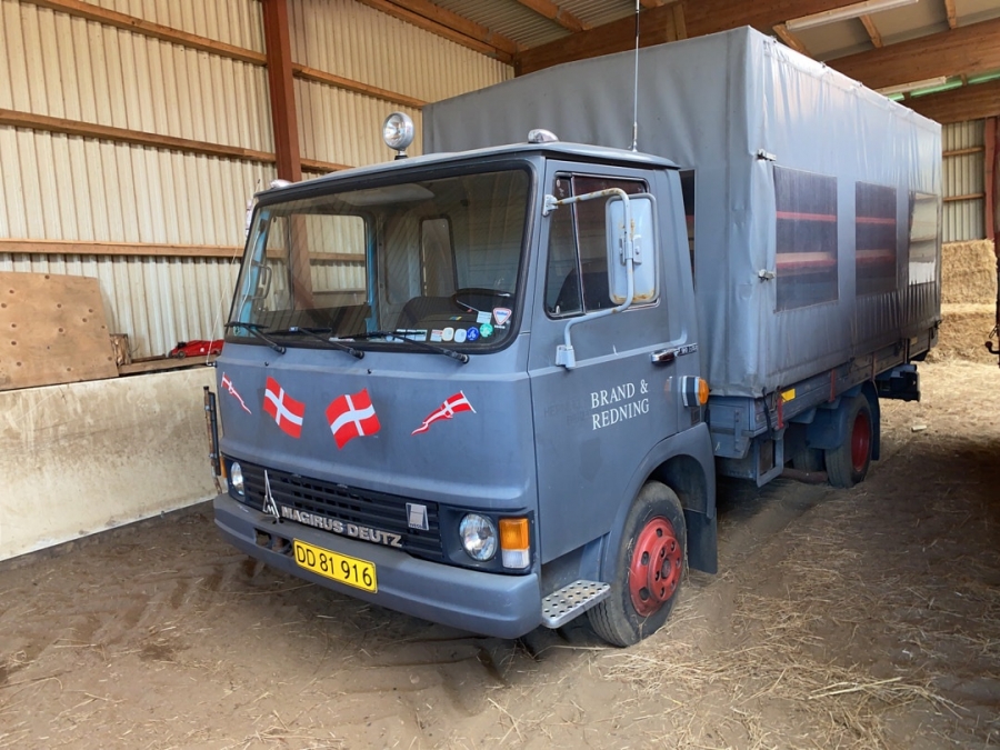 Lastbil med studentervogn