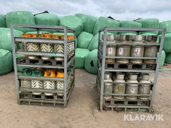 Bure med tomme gasflasker BP Gas og Kosangas