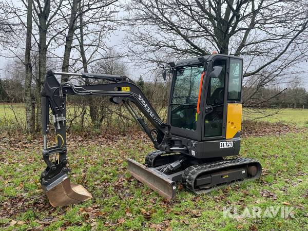 Minigraver Volvo ECR25D med skovl