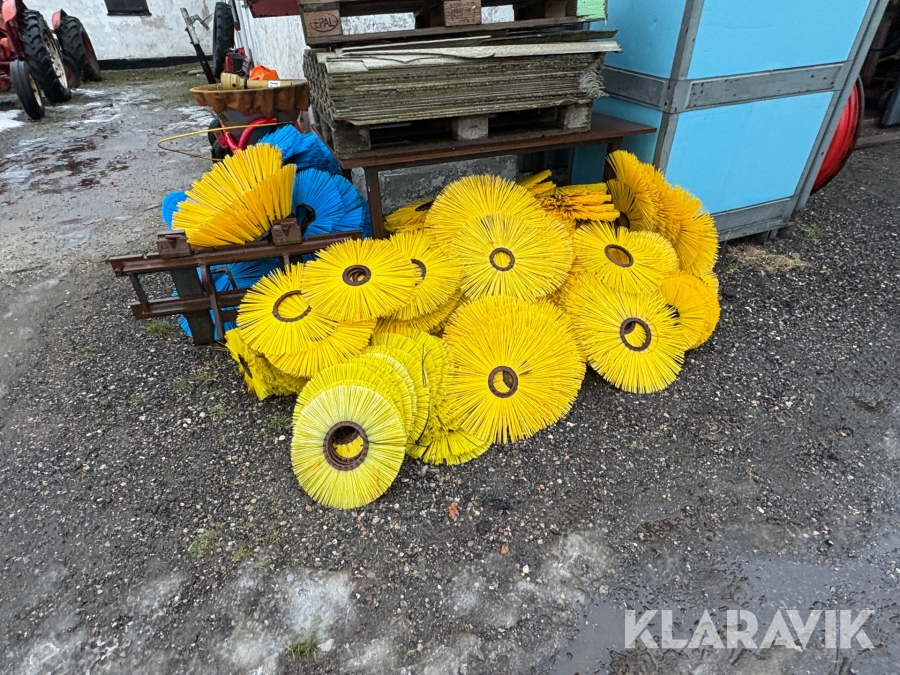 Blandet lot af børster til koste