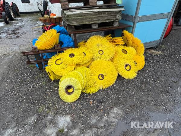 Blandet lot af børster til koste