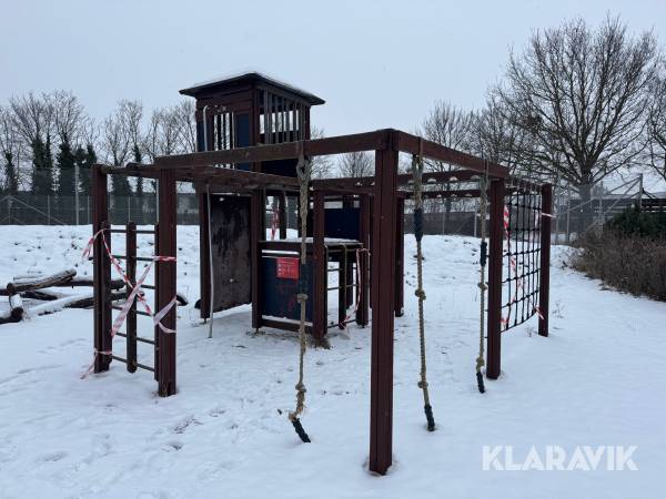 Legetårn med klatrestativ