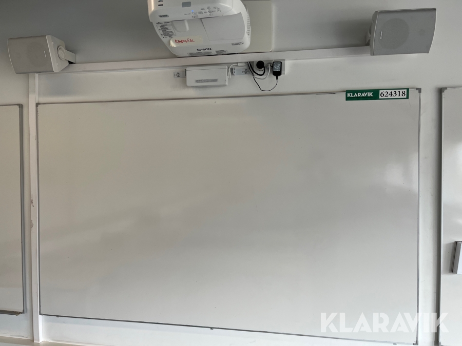 Projector Epson med whitebordtavle og højtaler