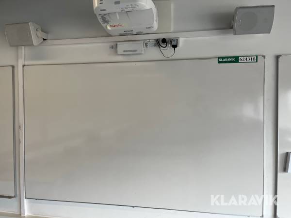 Projector Epson med whitebordtavle og højtaler