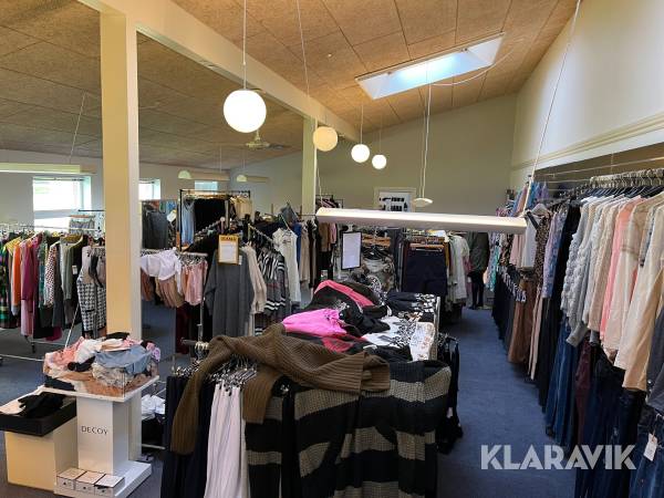 Varelager med tøj